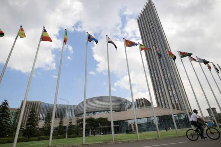 L’Union africaine, la CEDEAO, l’UEMOA et l’AES interviennent à des niveaux différents dans l’intégration, l’économie et la sécurité en Afrique de l’Ouest.