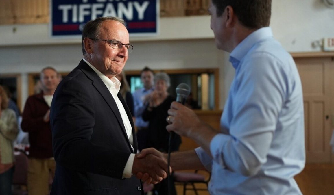 David Crowley remporte de justesse la primaire démocrate pour le poste de gouverneur du Wisconsin.