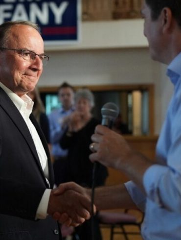 David Crowley remporte de justesse la primaire démocrate pour le poste de gouverneur du Wisconsin.