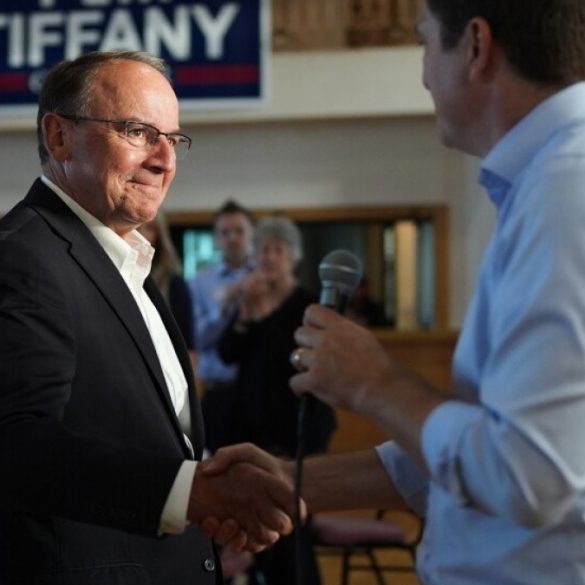 David Crowley remporte de justesse la primaire démocrate pour le poste de gouverneur du Wisconsin.