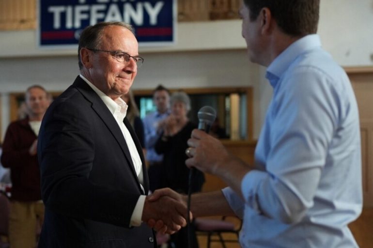 David Crowley remporte de justesse la primaire démocrate pour le poste de gouverneur du Wisconsin.