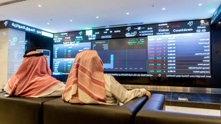 Un écran de marché à la Bourse saoudienne de Riyad, où les tensions sécuritaires ont pesé sur le sentiment des investisseurs.