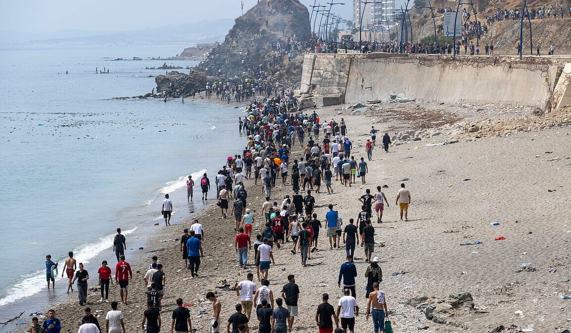 À Ceuta, les autorités espagnoles ont commencé à évacuer des migrants installés sur les plages après les arrivées de l’été.