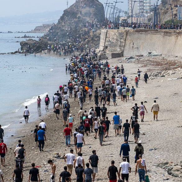 À Ceuta, les autorités espagnoles ont commencé à évacuer des migrants installés sur les plages après les arrivées de l’été.