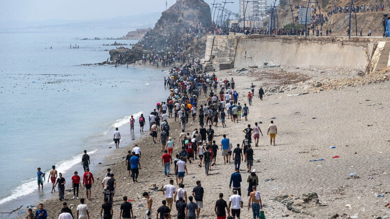 À Ceuta, les autorités espagnoles ont commencé à évacuer des migrants installés sur les plages après les arrivées de l’été.