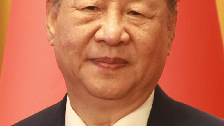 Portrait de Xi Jinping lors d’une cérémonie officielle à Pékin en août 2026.