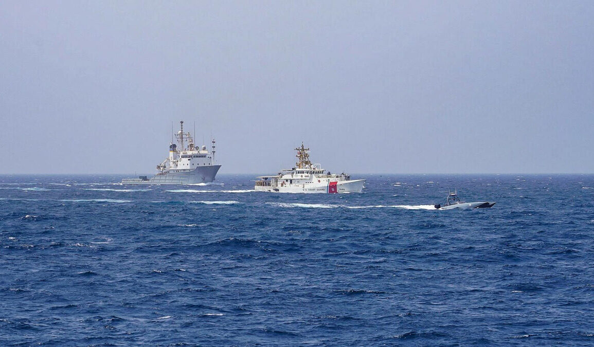 Deux navires militaires naviguant dans le détroit d’Ormuz.