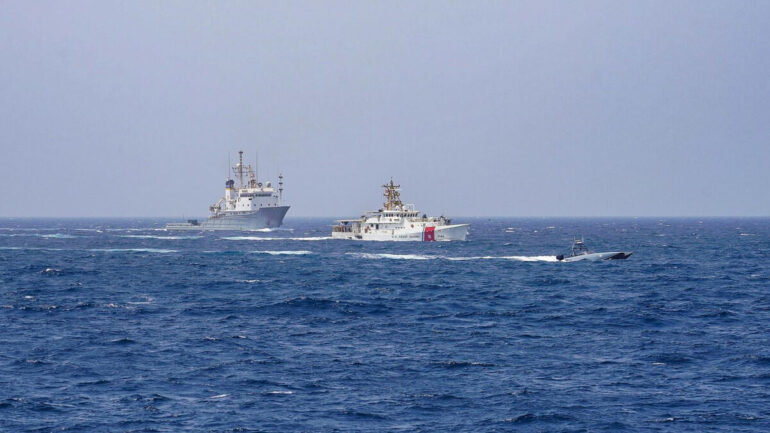 Deux navires militaires naviguant dans le détroit d’Ormuz.
