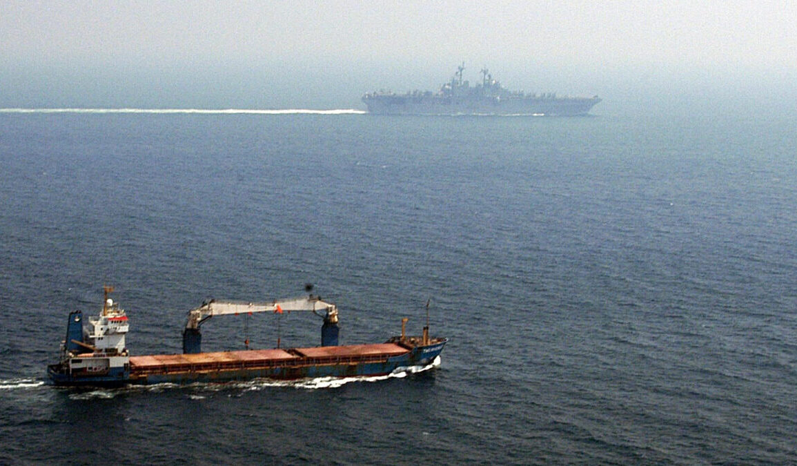 Navire marchand naviguant dans le détroit d’Ormuz à proximité de l’USS Kearsarge.