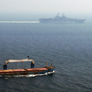 Navire marchand naviguant dans le détroit d’Ormuz à proximité de l’USS Kearsarge.
