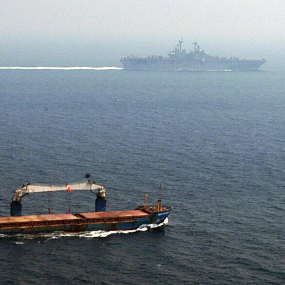 Navire marchand naviguant dans le détroit d’Ormuz à proximité de l’USS Kearsarge.