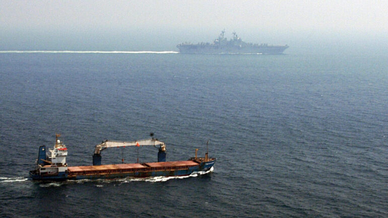 Navire marchand naviguant dans le détroit d’Ormuz à proximité de l’USS Kearsarge.