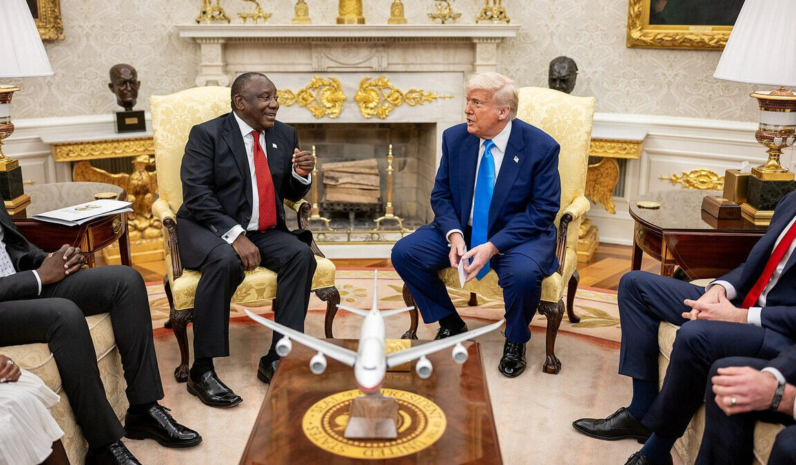 Donald Trump et Cyril Ramaphosa assis lors d’une rencontre à la Maison-Blanche.
