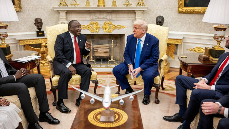 Donald Trump et Cyril Ramaphosa assis lors d’une rencontre à la Maison-Blanche.