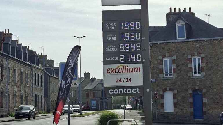 Panneau de prix d’une station-service française au bord d’une route.
