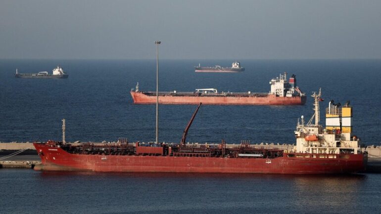 Navires et installations maritimes au large du port saoudien de Yanbu.