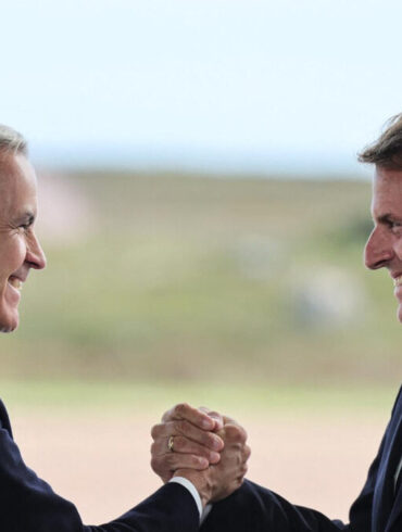 Emmanuel Macron et Mark Carney à Saint-Pierre-et-Miquelon, où la France et le Canada ont annoncé de nouvelles coopérations stratégiques.
