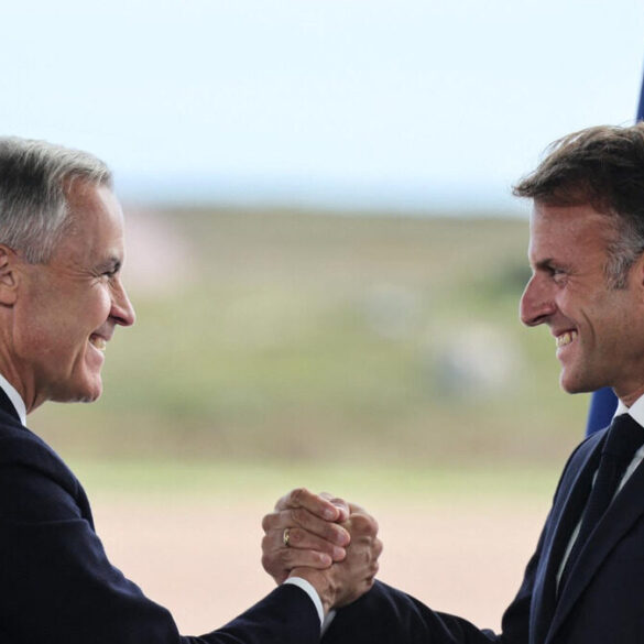 Emmanuel Macron et Mark Carney à Saint-Pierre-et-Miquelon, où la France et le Canada ont annoncé de nouvelles coopérations stratégiques.