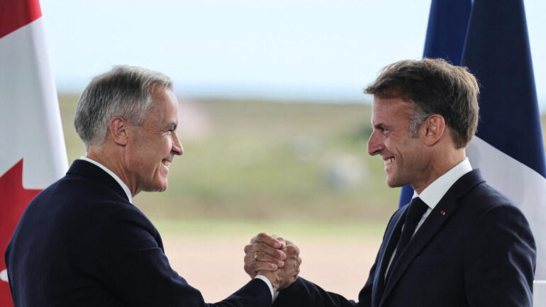 Emmanuel Macron et Mark Carney à Saint-Pierre-et-Miquelon, où la France et le Canada ont annoncé de nouvelles coopérations stratégiques.