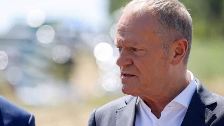 Portrait de Donald Tusk s’exprimant devant les médias.