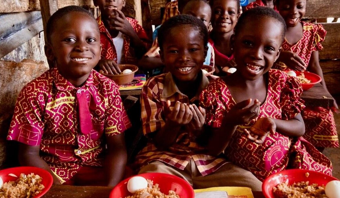 Un repas scolaire au Ghana, où le gouvernement élargit fortement le School Feeding Programme.