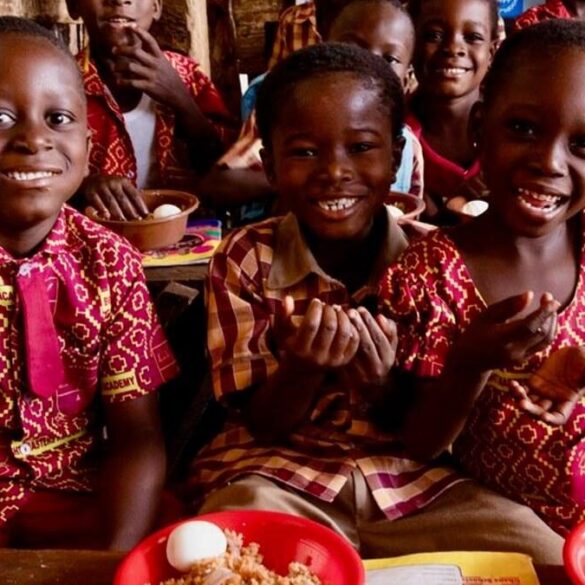 Un repas scolaire au Ghana, où le gouvernement élargit fortement le School Feeding Programme.