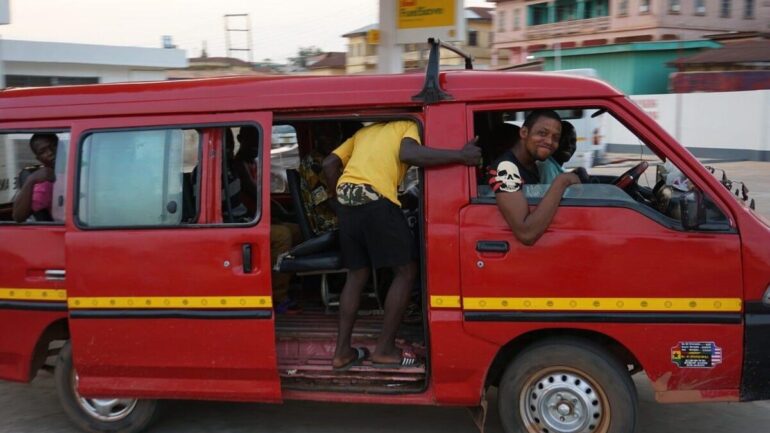 Transport public tro-tro au Ghana