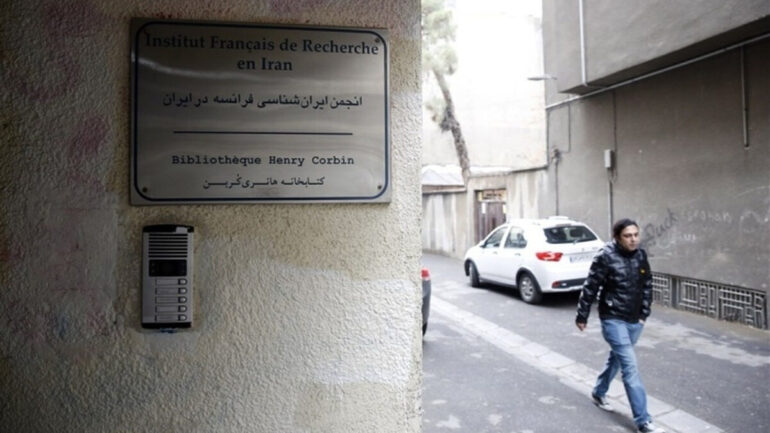 Entrée d’une institution française à Téhéran, dans un contexte de nouvelles tensions diplomatiques entre la France et l’Iran.