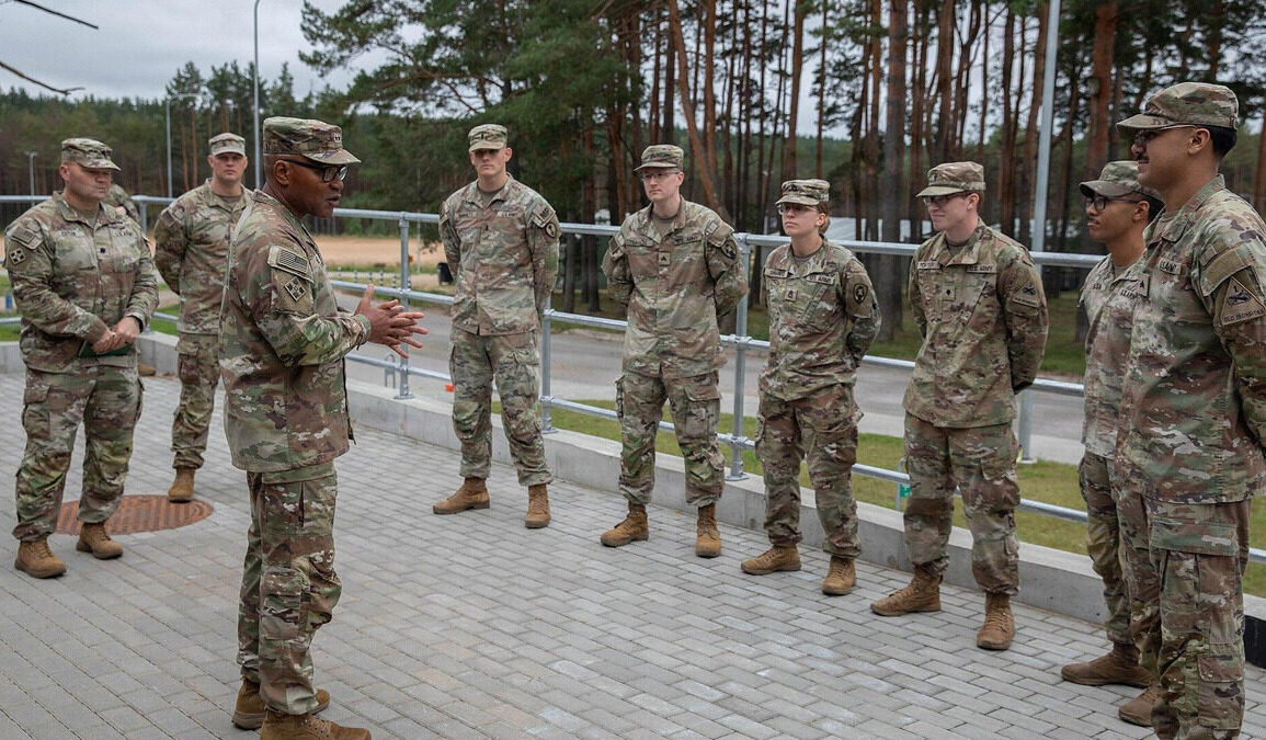 Militaires américains rassemblés en Lituanie lors d’un déploiement.