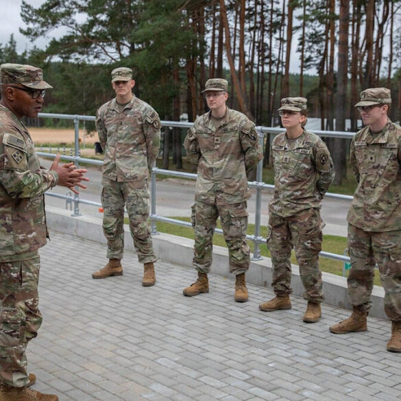 Militaires américains rassemblés en Lituanie lors d’un déploiement.