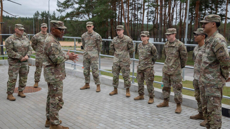 Militaires américains rassemblés en Lituanie lors d’un déploiement.