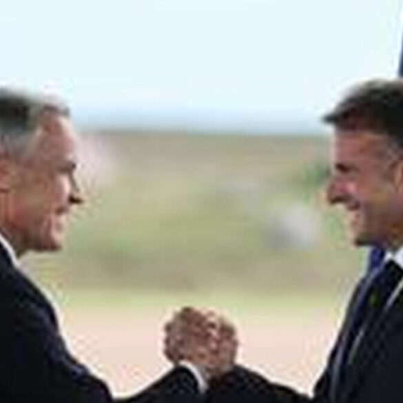 Emmanuel Macron et Mark Carney lors de leur rencontre à Saint-Pierre-et-Miquelon le 20 septembre 2026.