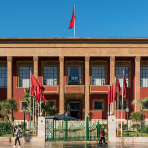 Façade du Parlement marocain à Rabat avec les drapeaux du Maroc.
