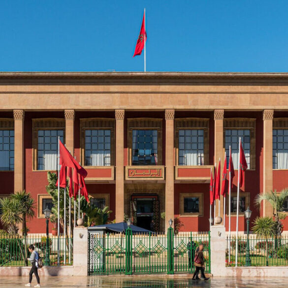 Façade du Parlement marocain à Rabat avec les drapeaux du Maroc.