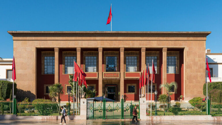 Façade du Parlement marocain à Rabat avec les drapeaux du Maroc.