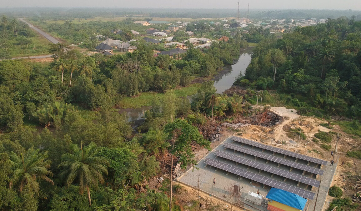 Installation solaire de type mini-réseau dans l’État de Bayelsa au Nigeria.