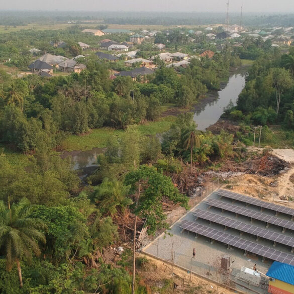 Installation solaire de type mini-réseau dans l’État de Bayelsa au Nigeria.