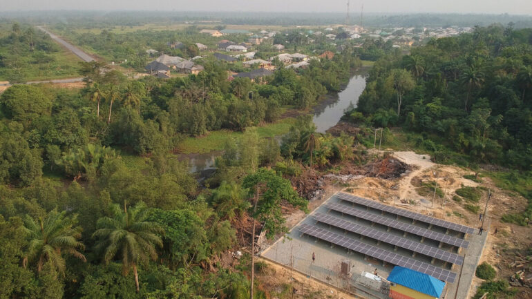 Installation solaire de type mini-réseau dans l’État de Bayelsa au Nigeria.