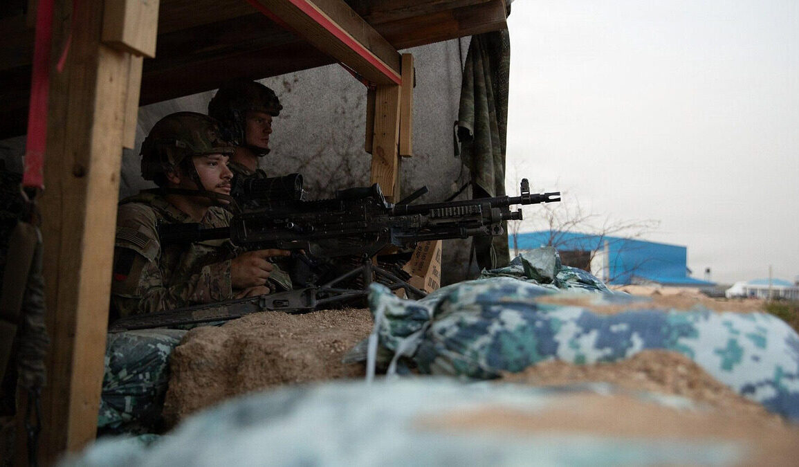 Militaires nigérians observant une zone depuis un poste de sécurité.