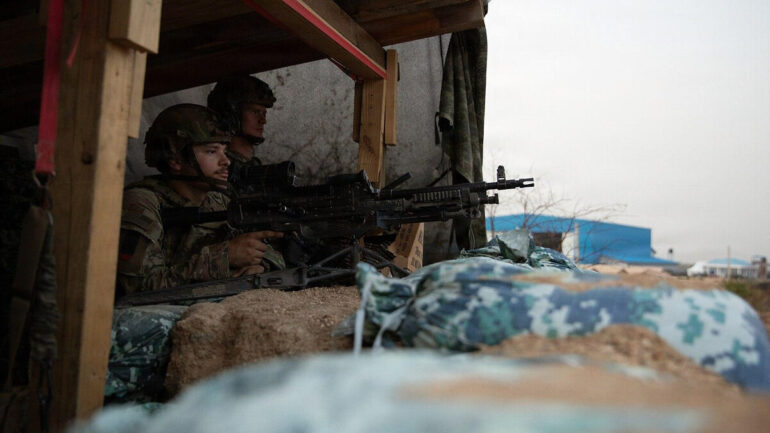 Militaires nigérians observant une zone depuis un poste de sécurité.