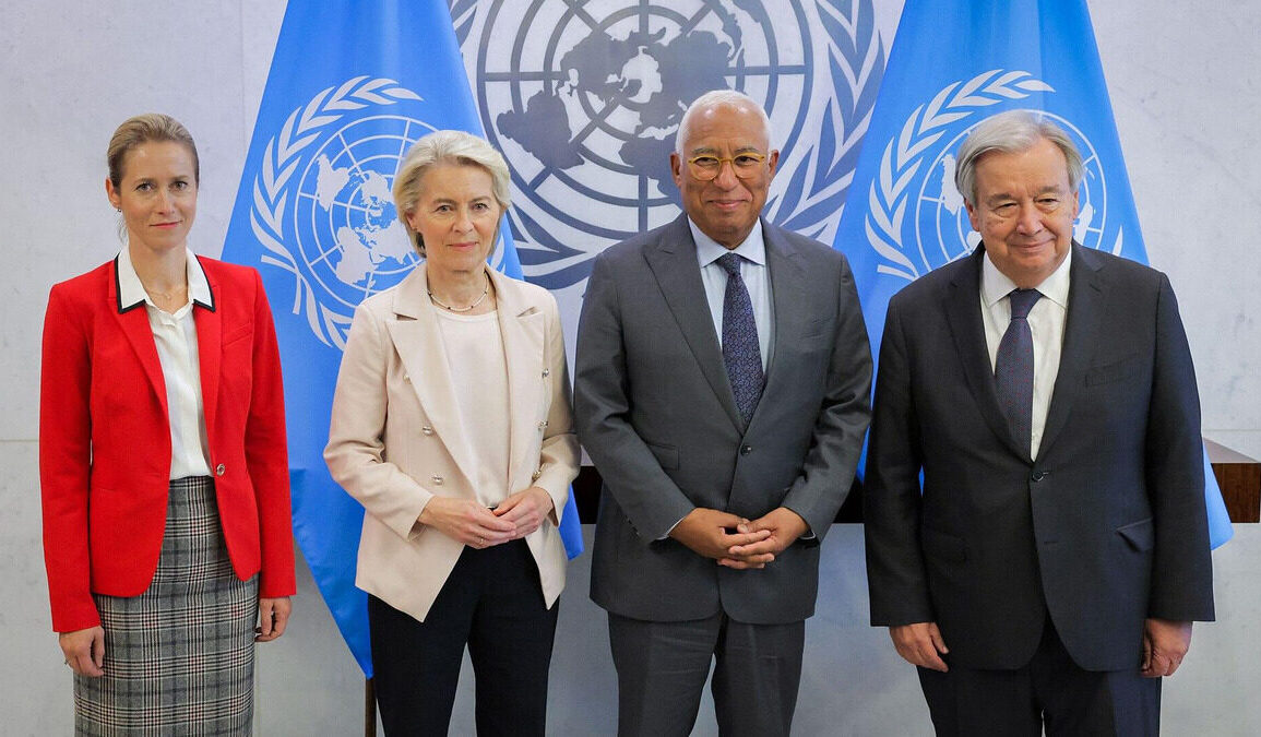 António Guterres aux côtés de responsables lors d’un événement de l’ONU.