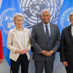 António Guterres aux côtés de responsables lors d’un événement de l’ONU.