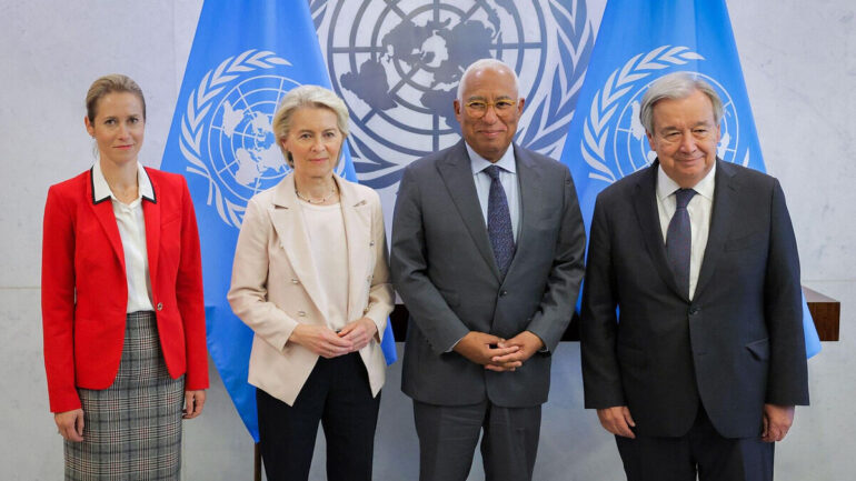 António Guterres aux côtés de responsables lors d’un événement de l’ONU.