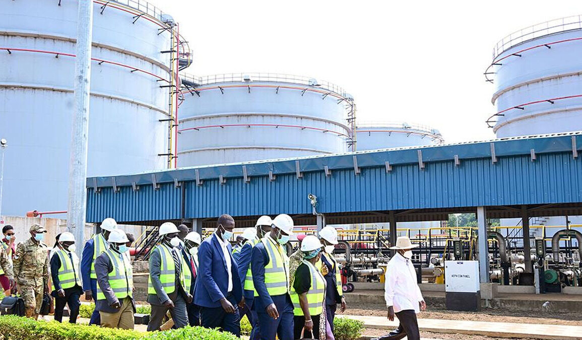 Yoweri Museveni lors d’un événement lié aux infrastructures pétrolières et au stockage stratégique de carburant en Ouganda.
