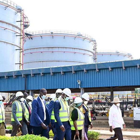 Yoweri Museveni lors d’un événement lié aux infrastructures pétrolières et au stockage stratégique de carburant en Ouganda.