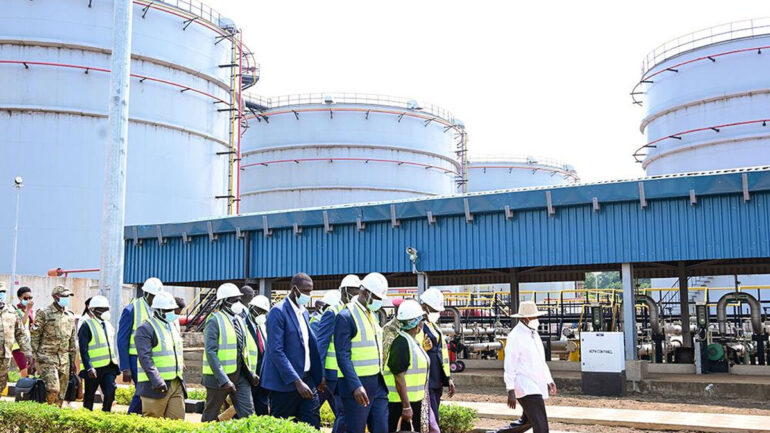 Yoweri Museveni lors d’un événement lié aux infrastructures pétrolières et au stockage stratégique de carburant en Ouganda.