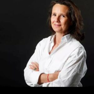 Portrait d’Alyette Debray-Mauduy sur fond noir