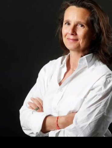 Portrait d’Alyette Debray-Mauduy sur fond noir