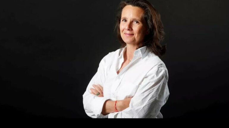 Portrait d’Alyette Debray-Mauduy sur fond noir