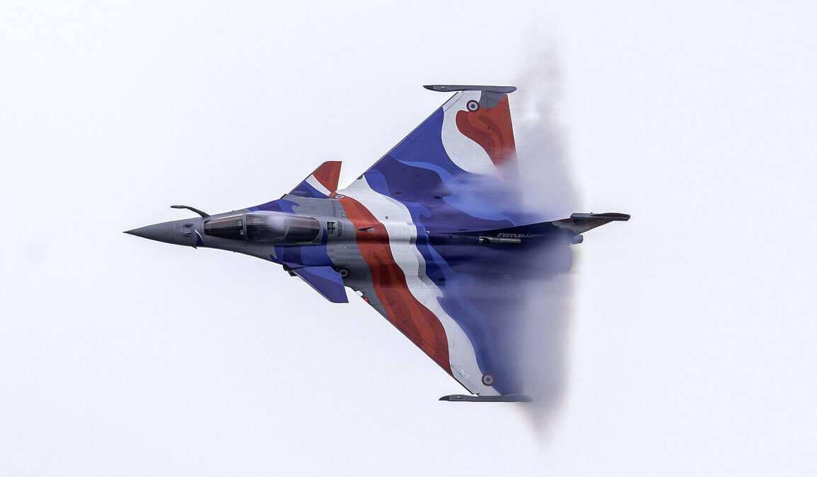 Avion de combat Rafale en vol vu de profil.